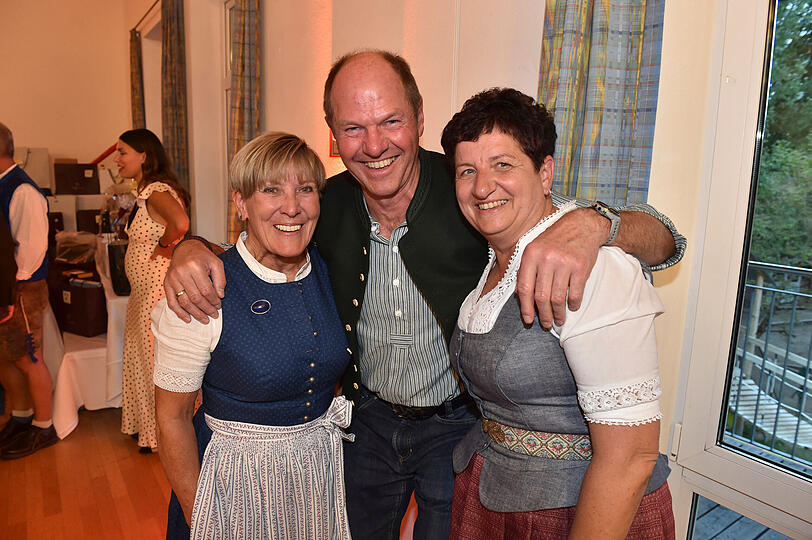 Gerhard Müller (Geburtstagskind) und Frau Klaudia Müller (Eltern von Thomas Müller) und Evi Mittermaier (Ski Legende)