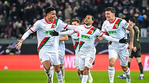 Alexis Claude-Maurice (M) jubelt nach seinem Traumtor mit seinen FCA-Kollegen.