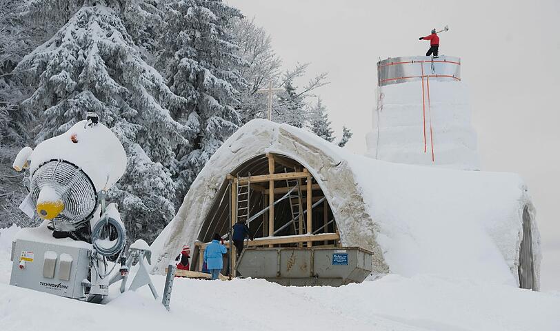 Insgesamt 1100 Tonnen Schnee wurden im Gotteshaus verbaut.