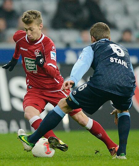 DOMINIK STAHL NOTE:  3
Spielte den offensiveren Part im Vergleich zu Nebenmann Bierofka. Ohne große Fehler.