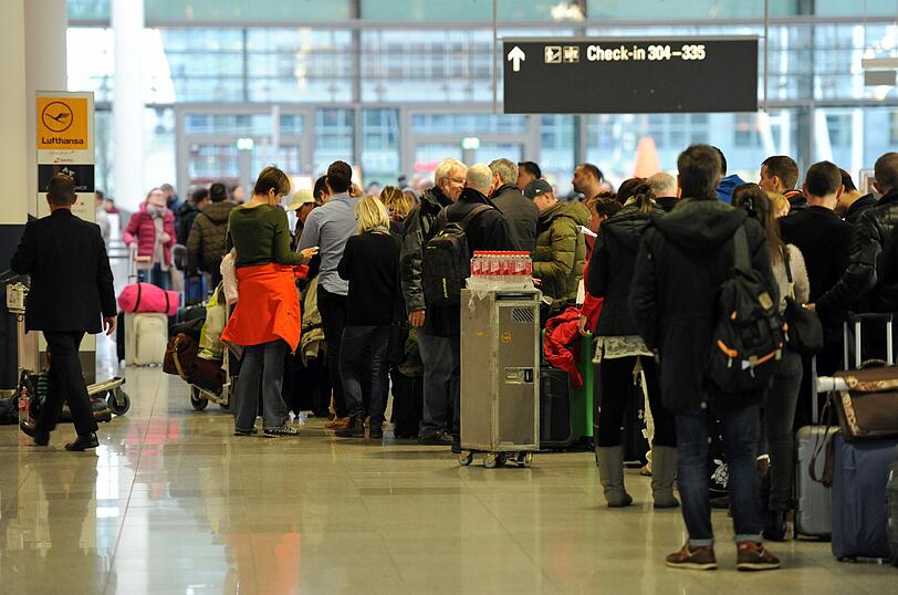 Passagiere am Münchner Flughafen (Archivbild).