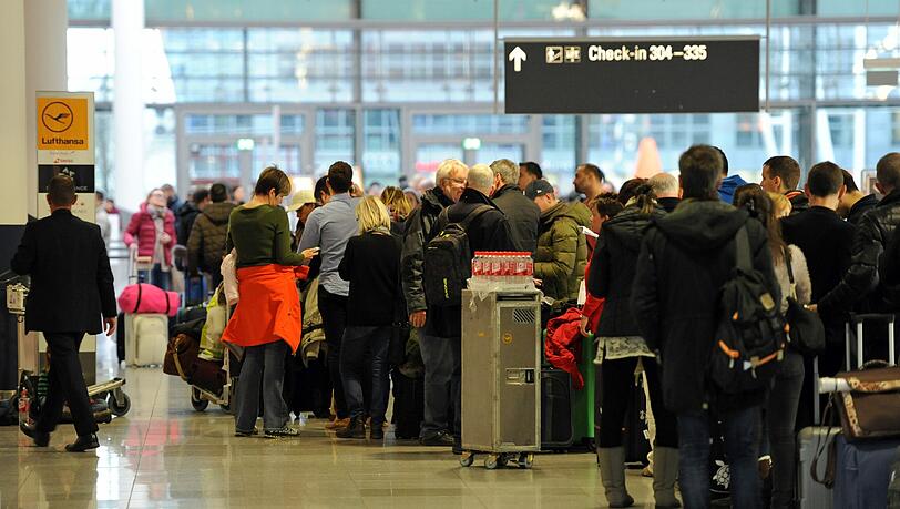 Passagiere am Münchner Flughafen (Archivbild). Passagiere am Münchner Flughafen (Archivbild).
