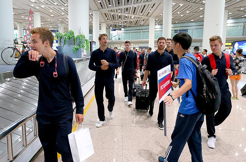 Der FC Bayern ist am Freitag in Peking gelandet und wurde von rund 1000 Fans schon am Flughafen frenetisch gefeiert. Die Bilder von der Ankunft.