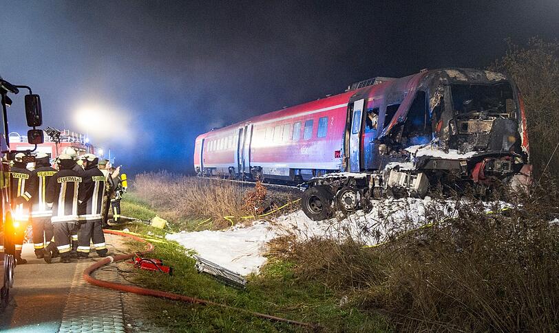 Schlimmer Zugunfall in der Oberpfalz: Durch die extreme Hitzeentwichklung konnte sich die Feuerwehr nicht sofort dem Zug nähern.