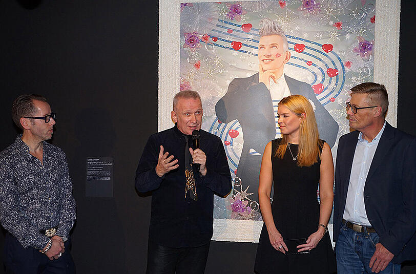 Der französische Star Designer Jean Paul Gaultier war am Dienstag zu Besuch in München. Er überreichte der Münchner Aids-Hilfe einen Scheck über 100.000 Dollar.