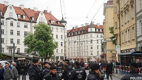 Demonstranten und Gegendemonstranten am Wiener Platz.