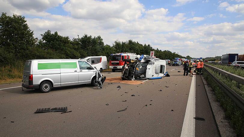 Ein weiterer beteiligter Kastenwagen wurde ebenfalls in Mitleidenschaft gezogen.