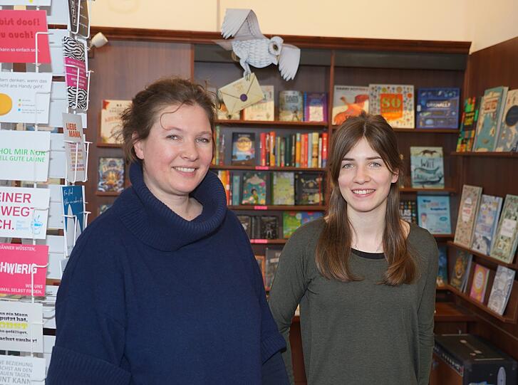Sie leiden jeden Tag unter den Automassen an der Isar: Polina Zinoviev (l.) und Désirée Westphal.