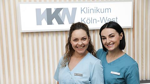 Die Schauspielerinnen Ines Quermann (l) und Mimi Fiedler bei Dreharbeiten zur TV-Serie "Nachtschwestern".