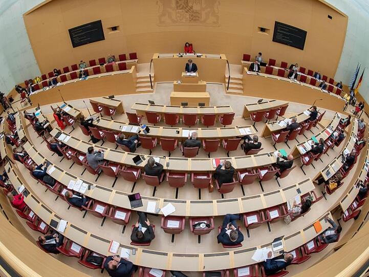 Der Plenarsaal des bayerischen Landtags ist zu sehen. Foto: Peter Kneffel/dpa/Archivbild