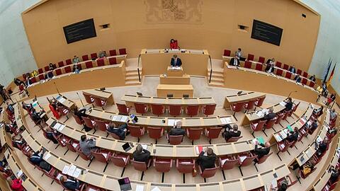 Der Plenarsaal des bayerischen Landtags ist zu sehen. Foto: Peter Kneffel/dpa/Archivbild