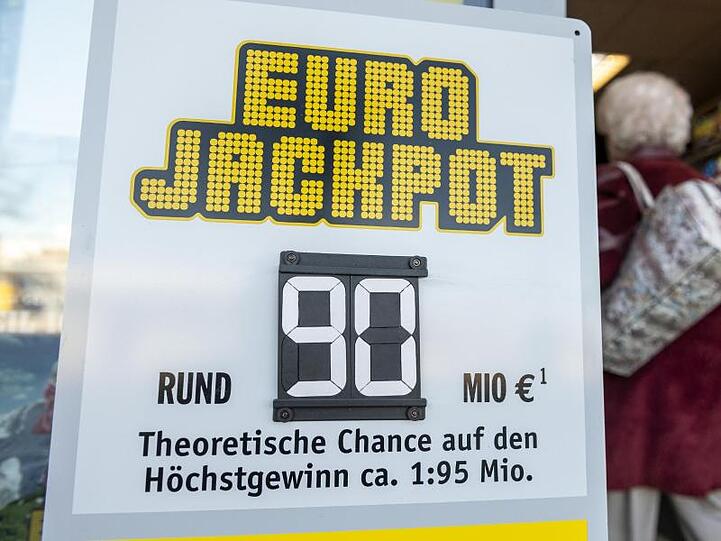 Auf einer Tafel wird auf die 90 Millionen Gewinnsumme hinwiesen. Foto: Patrick Seeger/dpa/Archivbild