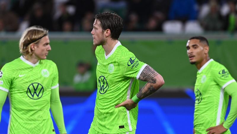 Mit dem 1:1 gegen den FC Sevilla nicht zufrieden: Wolfsburgs Sebastian Bornauw (l-r), Wout Weghorst und Maxence Lacroix.