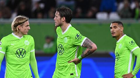 Mit dem 1:1 gegen den FC Sevilla nicht zufrieden: Wolfsburgs Sebastian Bornauw (l-r), Wout Weghorst und Maxence Lacroix.