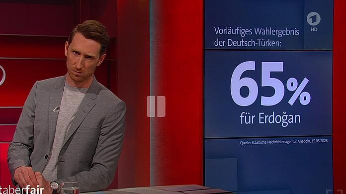 Moderator Louis Klamroth präsentiert Zahlen: Knapp zwei Drittel, der in Deutschland lebenden Türken, haben Erdogan gewählt
