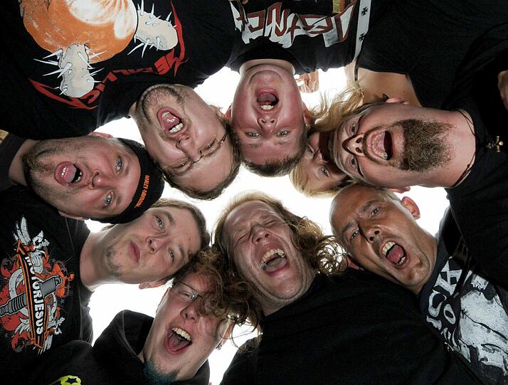 Heute beginnt in Wacken das größte Heavy-Metal Open Air der Welt. Über 75 000 Fans aus aller Welt rocken schon seit Wochenbeginn durch den Ort.