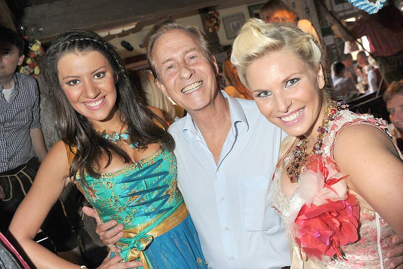 Hier posieren Model Ariadne Ioannou (l), der Sänger Michael Holm und das Model Alessandra Geissel.