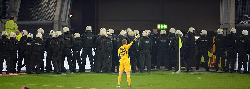 Der Fan-Wahnsinn: In Düsseldorf stürmten die Fortuna-Anhänger den Platz vor dem Abpfiff.