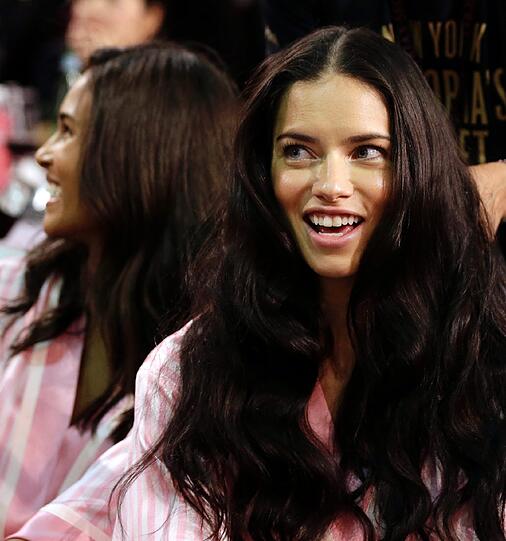 Das brasilianische Model Adriana Lima (vorne) und das französische Model Cindy Bruna.