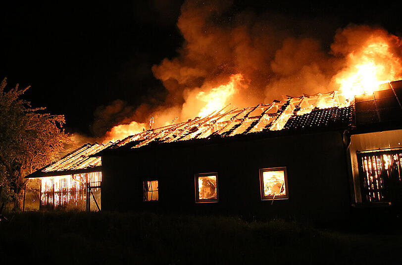 Ein Feuer hat die Lagerhalle komplett vernichtet. Die Bilder.