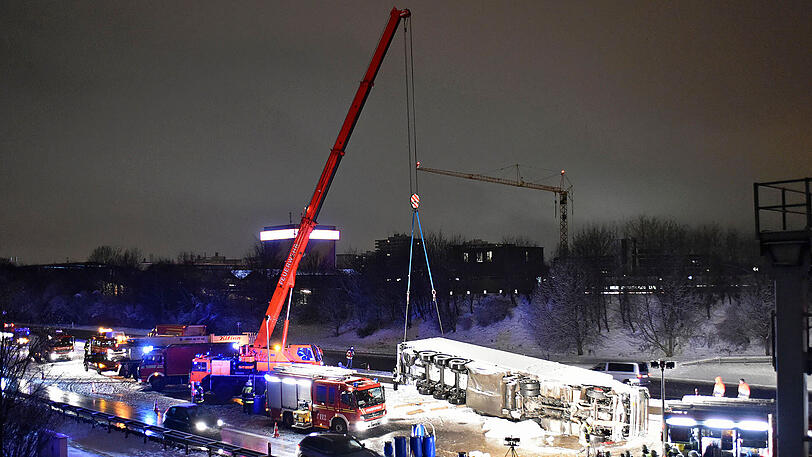 Die Feuerwehr musste den Fahrer aus der Kabine befreien, er wurde in eine Klinik gebracht.
