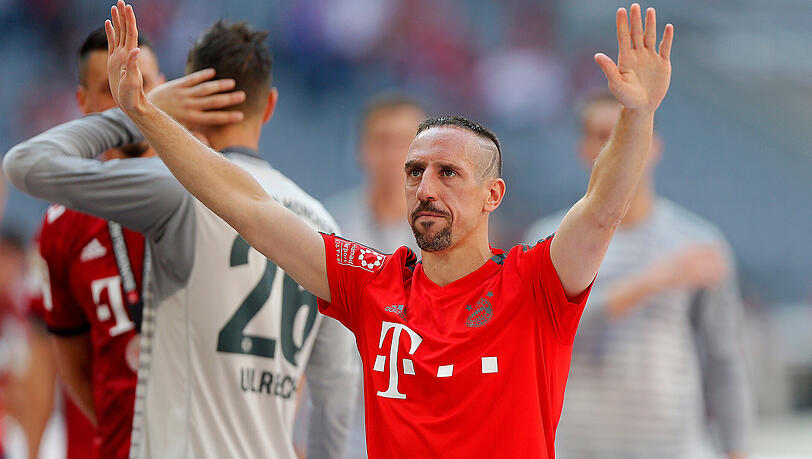 Frank Ribery tauschte nach dem Spiel gegen den VfB Stuttgart sein Trikot mit dem vierten Offiziellen.