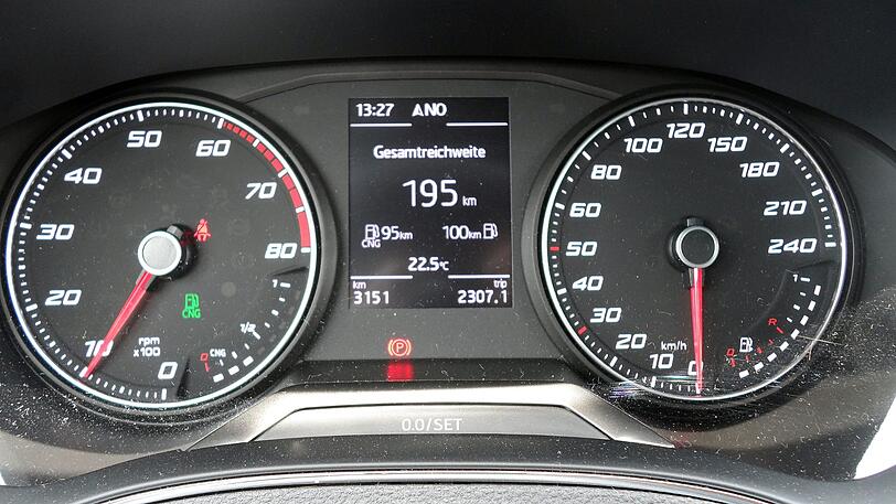 Der Arona TGI hat je eine Tankuhr für Gas und Benzin, die Reichweitenanzeige gilt für beide Treibstoffe.