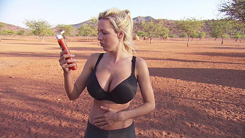 Jordan Carver wäscht sich ohne Wasser. Eine spezielle Waschflüssigkeit macht es möglich. Nur was genau ist da eigentlich drin?