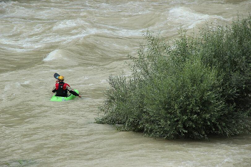 Hochwasser für die einen, perfekte Wellen für die anderen. Waghalsig tummeln sich Sportler in der Isar.