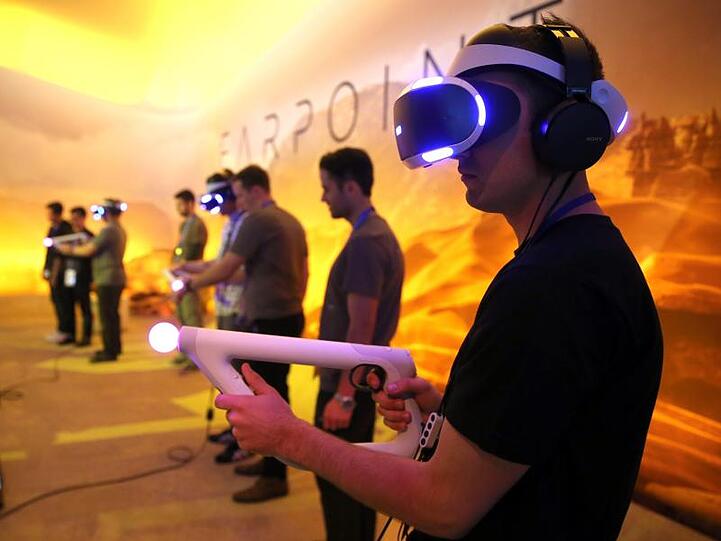 Besucher spielen Farpoint mit der Sony PlayStation VR auf der Electronic Entertainment Expo (E3) in Los Angeles.