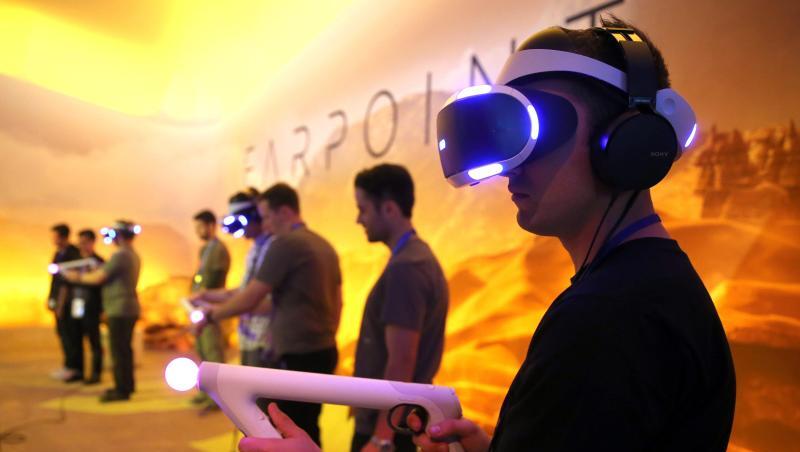 Besucher spielen Farpoint mit der Sony PlayStation VR auf der Electronic Entertainment Expo (E3) in Los Angeles. Besucher spielen Farpoint mit der Sony PlayStation VR auf der Electronic Entertainment Expo (E3) in Los Angeles.