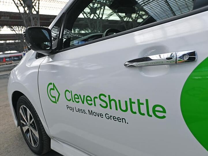 Ein Fahrzeug des Fahrdienstes CleverShuttle steht an der Station des Unternehmens. Foto: Hendrik Schmidt/dpa-Zentralbild/dpa/Archivbild