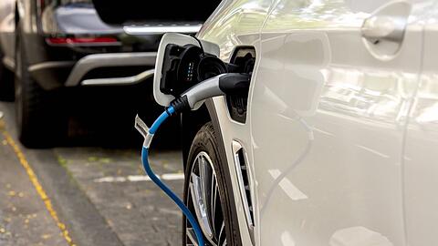 Ein BMW hängt am Ladekabel: In deutschen Großstädten ist das kein seltenes Bild mehr, auf dem Land fehlen Ladesäulen.