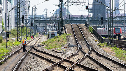 Bei den DB-Arbeiten im Bereich der Donnersbergerbrücke werden zunächst Kabel und Leitungen umverlegt. (Archivbild)