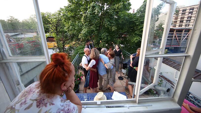 Terry Swartzberg tanzt auf seiner Terrasse zu jüdischen Liedern "standesgemäß in Lederhosen". Terry Swartzberg tanzt auf seiner Terrasse zu jüdischen Liedern "standesgemäß in Lederhosen".