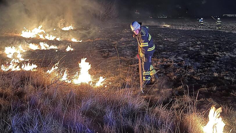 Da sich die Natur entsprechend erholen werde, erwartet die Feuerwehr keinen Sachschaden. Da sich die Natur entsprechend erholen werde, erwartet die Feuerwehr keinen Sachschaden.