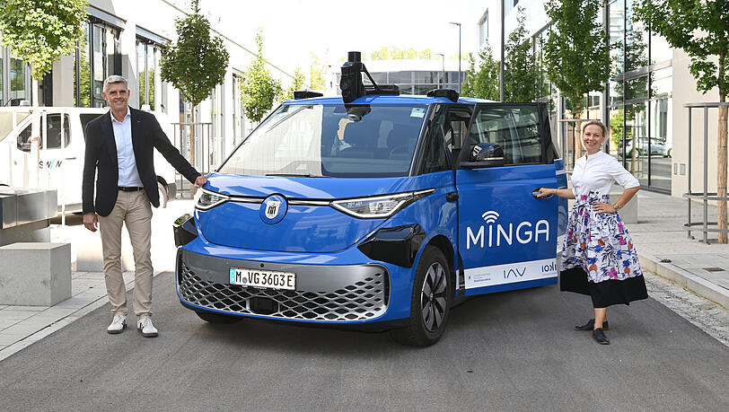 Matthias Erb (IAV, links) und Sinaida Cordes (SWM/MVG) an einem der drei Testfahrzeuge. Matthias Erb (IAV, links) und Sinaida Cordes (SWM/MVG) an einem der drei Testfahrzeuge.