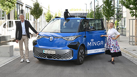 Matthias Erb (IAV, links) und Sinaida Cordes (SWM/MVG) an einem drei Testfahrzeuge.