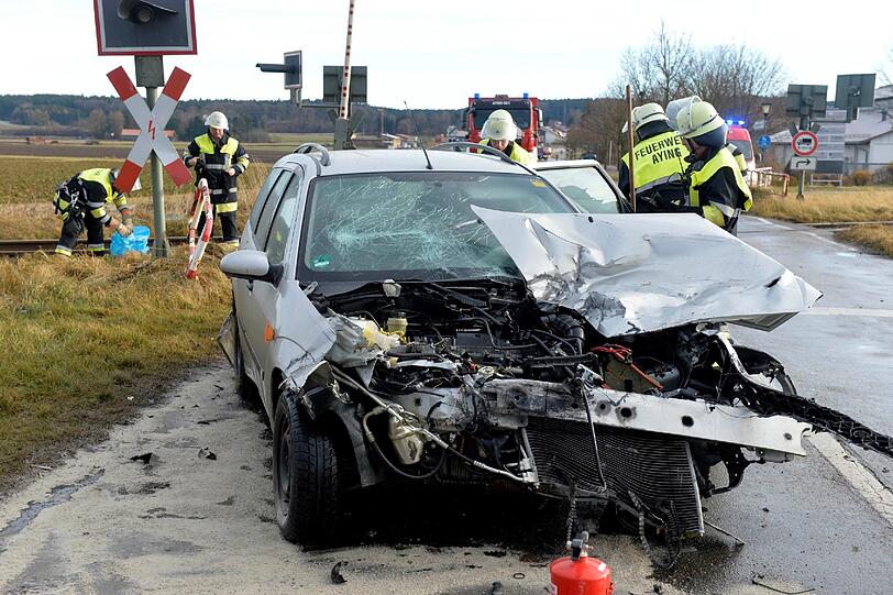 Der demolierte Ford Focus des Rentners nach der Kollision mit der S-Bahn am Bahnübergang in Aying.