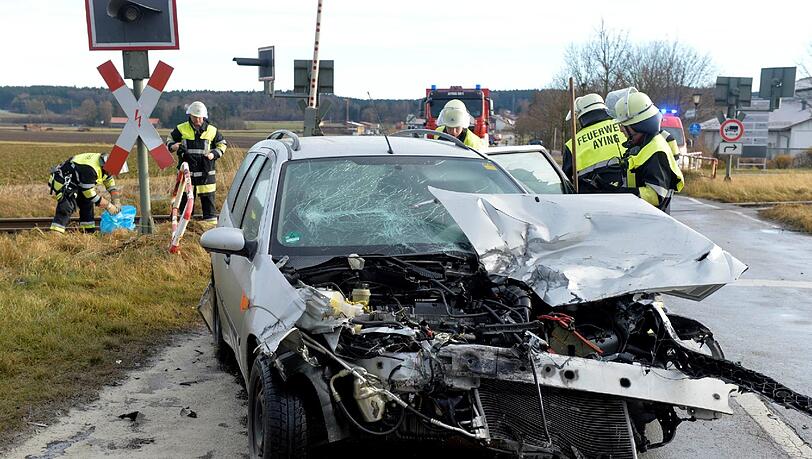 Der demolierte Ford Focus des Rentners nach der Kollision mit der S-Bahn am Bahnübergang in Aying. Der demolierte Ford Focus des Rentners nach der Kollision mit der S-Bahn am Bahnübergang in Aying.