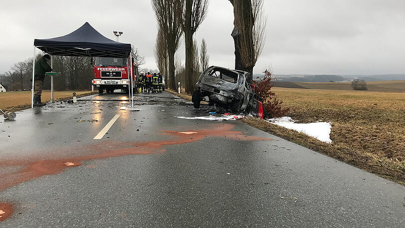 Das Auto ist vollkommen ausgebrannt, der Fahrer tot. Die Feuerwehr konnte nichts mehr für ihn tun.