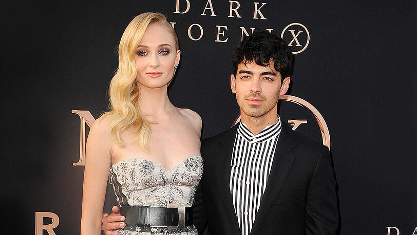 Sophie Turner und Joe Jonas haben im Mai bereits in Las Vegas geheiratet, Ende Juni gaben sie sich das zweite Jawort in Südfrankreich Sophie Turner und Joe Jonas haben im Mai bereits in Las Vegas geheiratet, Ende Juni gaben sie sich das zweite Jawort in Südfrankreich