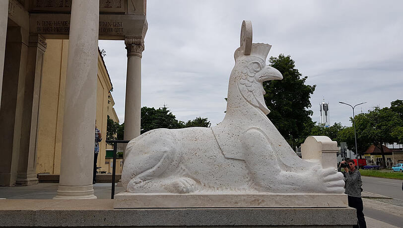 Erhaben, aber einsam. Noch, denn die Sphinx am Eingang soll jetzt ihren Zwilling zurückbekommen. Die Finanzierung ist gesichert. Erhaben, aber einsam. Noch, denn die Sphinx am Eingang soll jetzt ihren Zwilling zurückbekommen. Die Finanzierung ist gesichert.