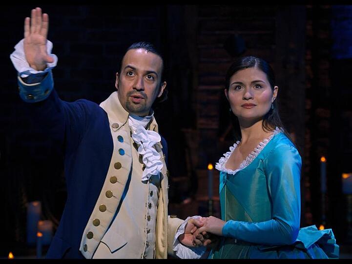 Lin-Manuel Miranda als Alexander Hamilton und Phillipa Soo als Eliza Hamilton in einer Szene des Musicals "Hamilton".