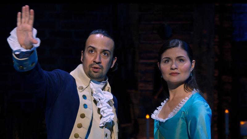 Lin-Manuel Miranda als Alexander Hamilton und Phillipa Soo als Eliza Hamilton in einer Szene des Musicals "Hamilton". Lin-Manuel Miranda als Alexander Hamilton und Phillipa Soo als Eliza Hamilton in einer Szene des Musicals "Hamilton".