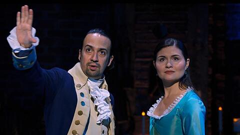 Lin-Manuel Miranda als Alexander Hamilton und Phillipa Soo als Eliza Hamilton in einer Szene des Musicals "Hamilton".