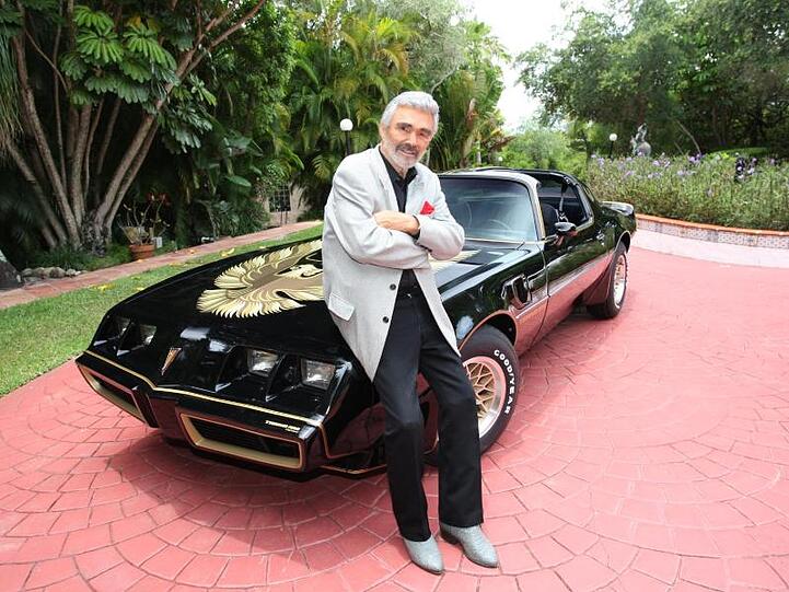Burt Reynolds mit seinem Pontiac Trans Am.