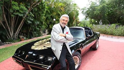 Burt Reynolds mit seinem Pontiac Trans Am.
