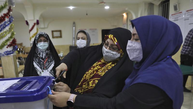 Wahlhelferinnen öffnen eine Wahlurne in einem Wahllokal in Teheran. Das iranische Innenministerium hat in der Nacht mit der Stimmenauszählung der Präsidentenwahl begonnen.