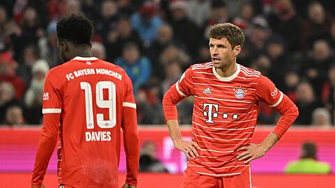 Thomas Müller (r), Alphonso Davies und Co. taten sich lange schwer gegen Köln.